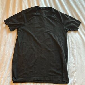 Men’s Size S Lululemon Metal Vent Tech Short-Sleeve Shirt in Graphite Grey/Black